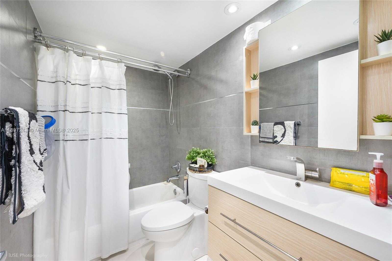 Small Image of 1001 91ST ST #303, Bay Harbor Islands Number 3