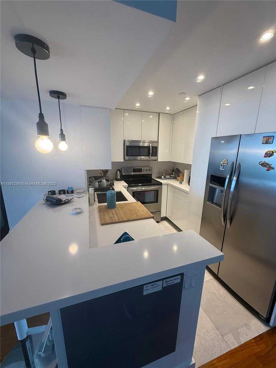 Small Image of 1200 WEST AVE #PH17, Miami Beach Number 3
