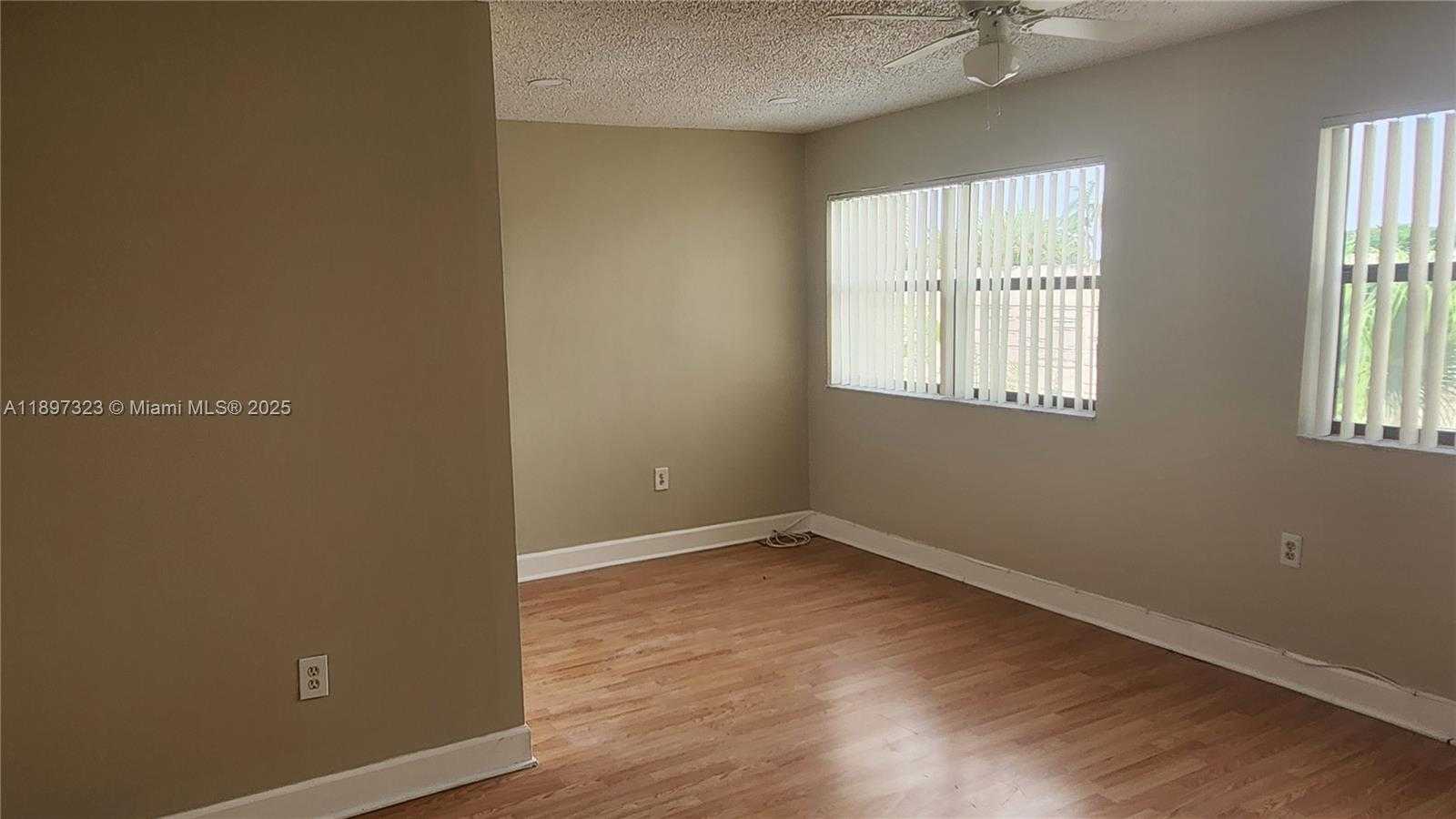 Small Image of 10628 SOUTH WEST 118TH PL #10628, Miami Number 22