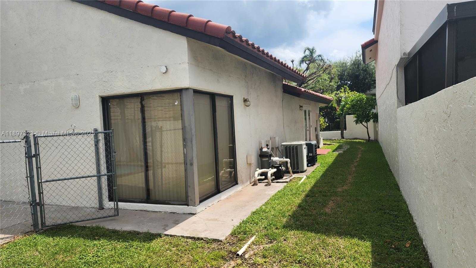 Small Image of 10628 SOUTH WEST 118TH PL #10628, Miami Number 41