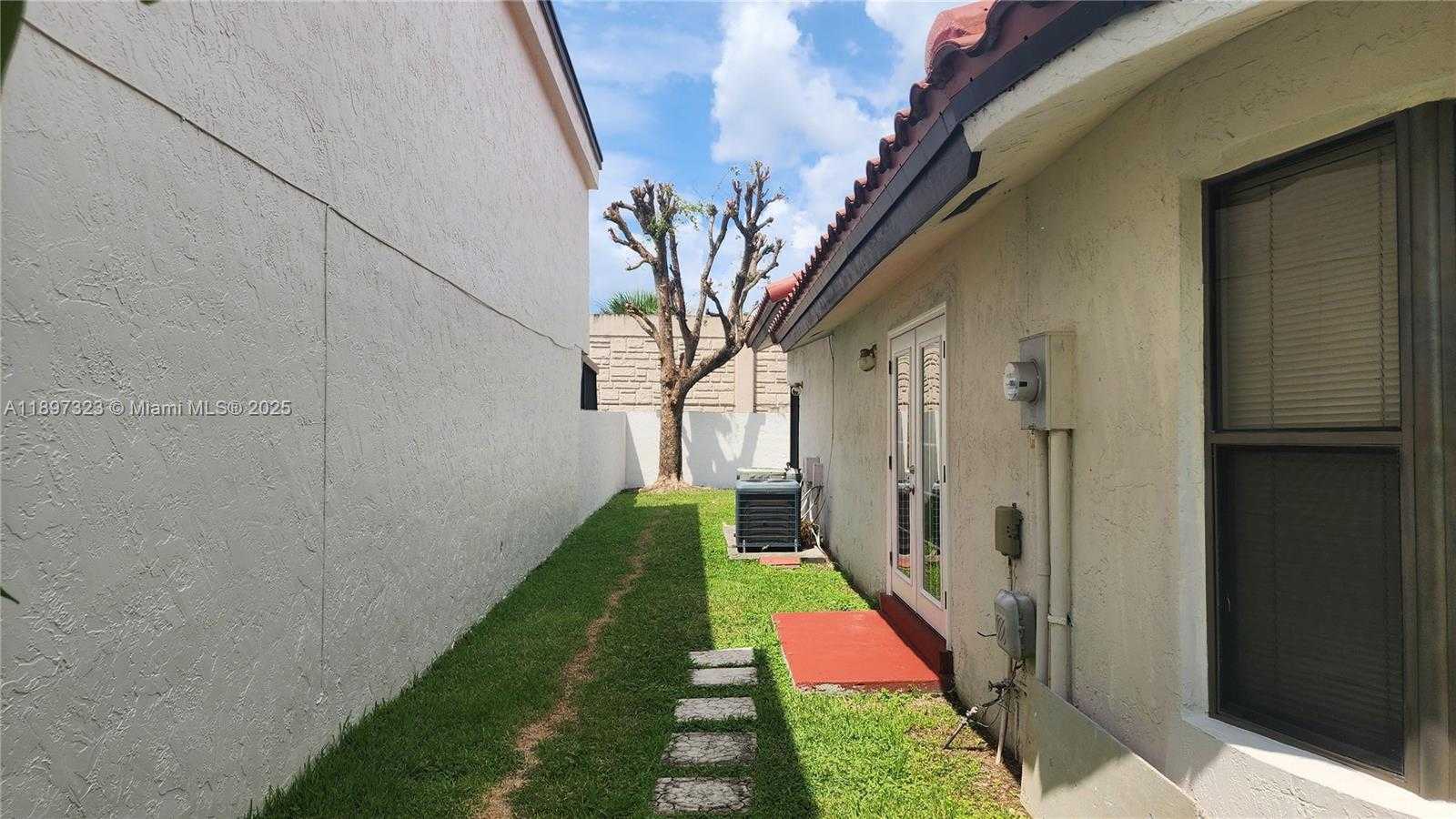 Small Image of 10628 SOUTH WEST 118TH PL #10628, Miami Number 43