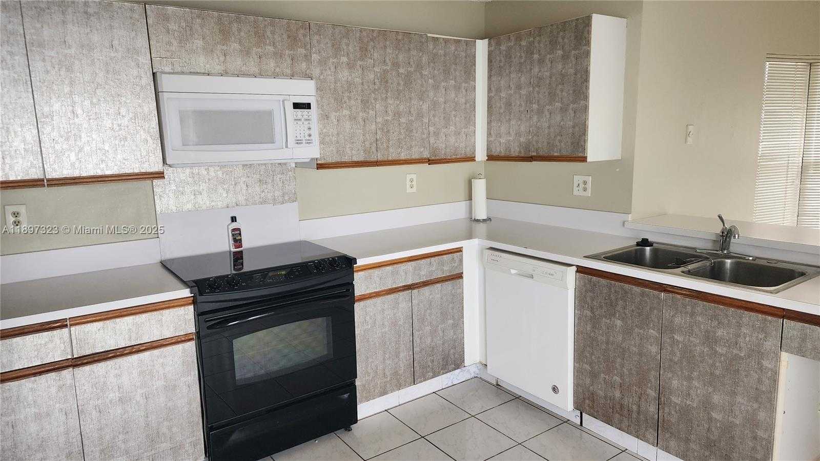 Small Image of 10628 SOUTH WEST 118TH PL #10628, Miami Number 5