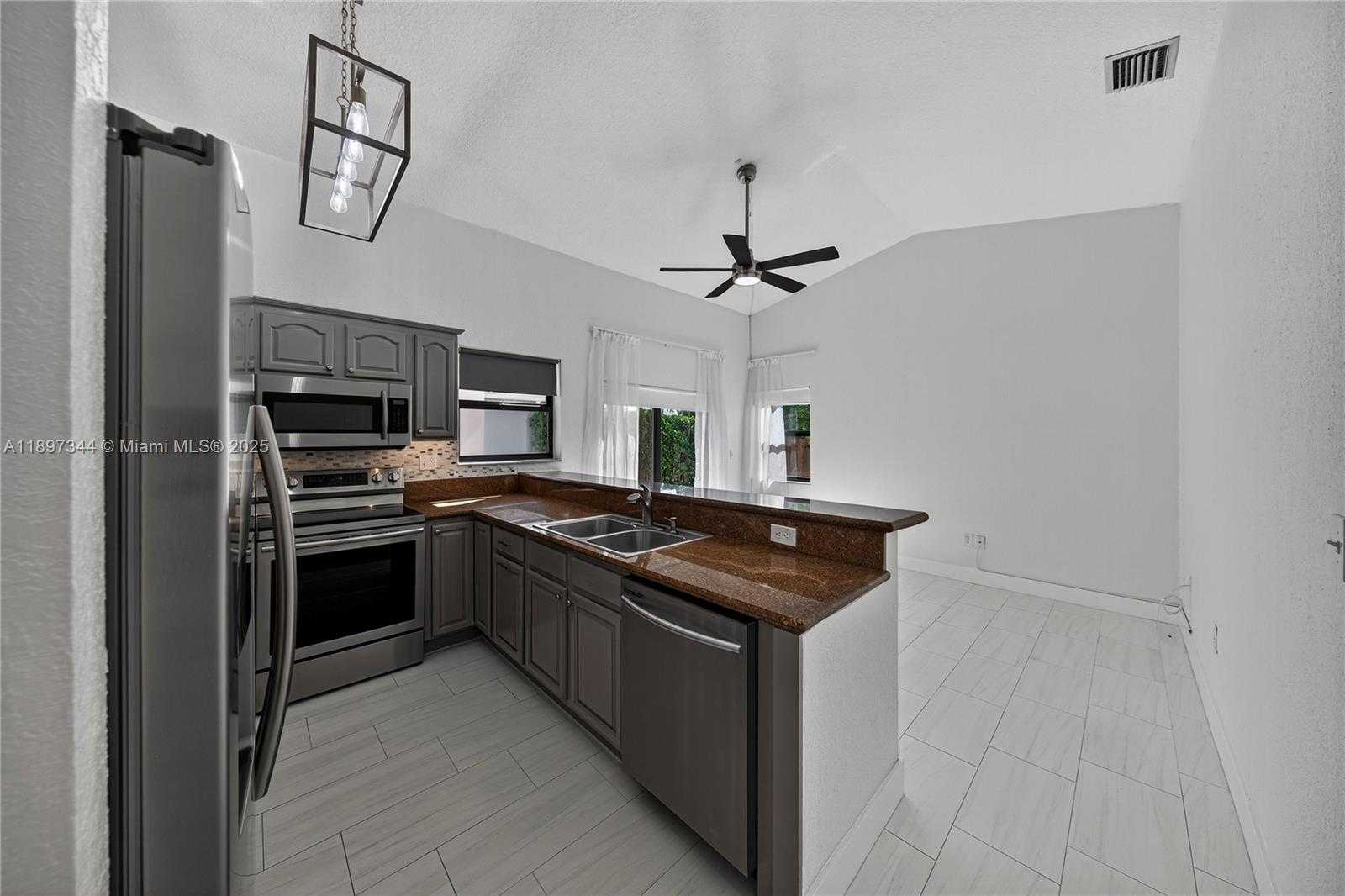 Small Image of 15140 BRISTOL LN, Davie Number 10