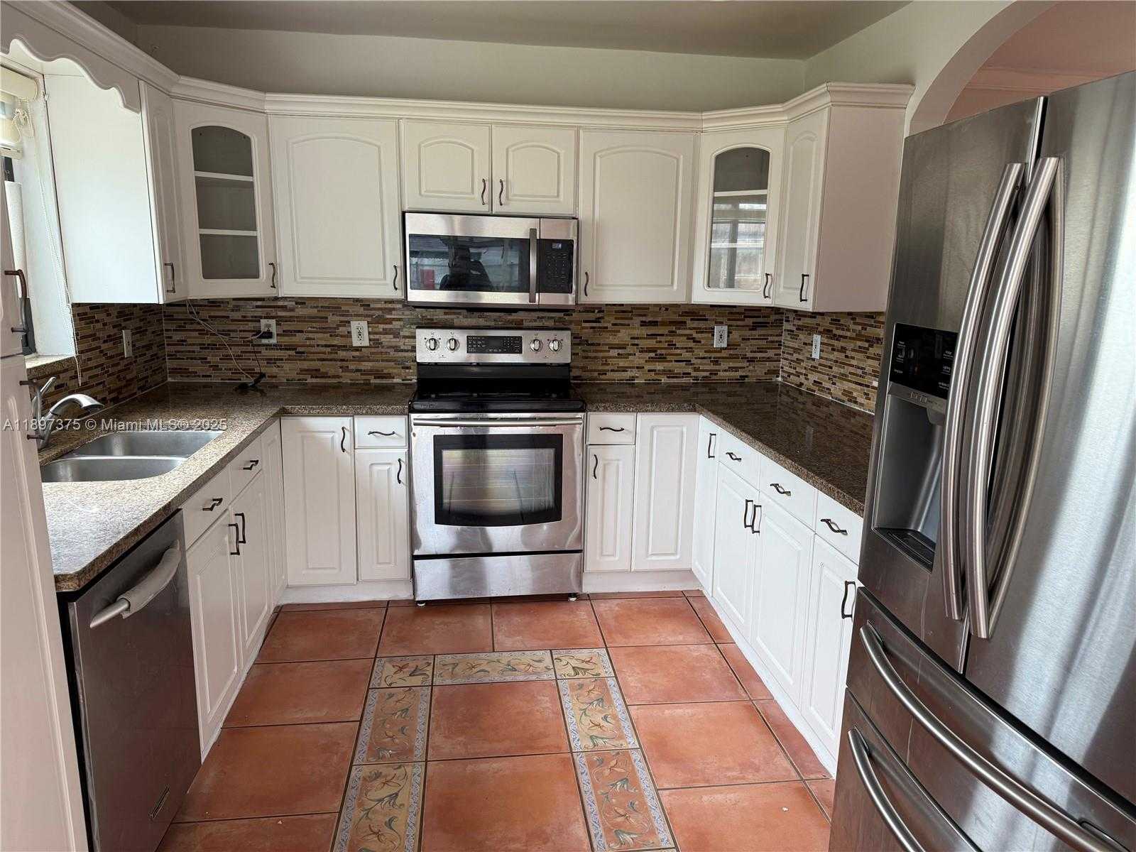 Small Image of 10865 GIBSON DR #10865, Miami Number 11