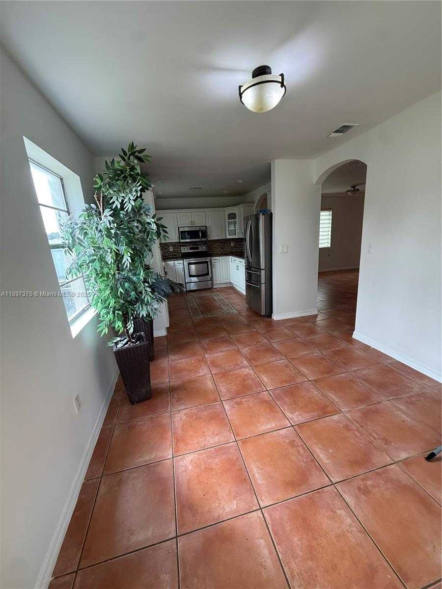 Small Image of 10865 GIBSON DR #10865, Miami Number 12