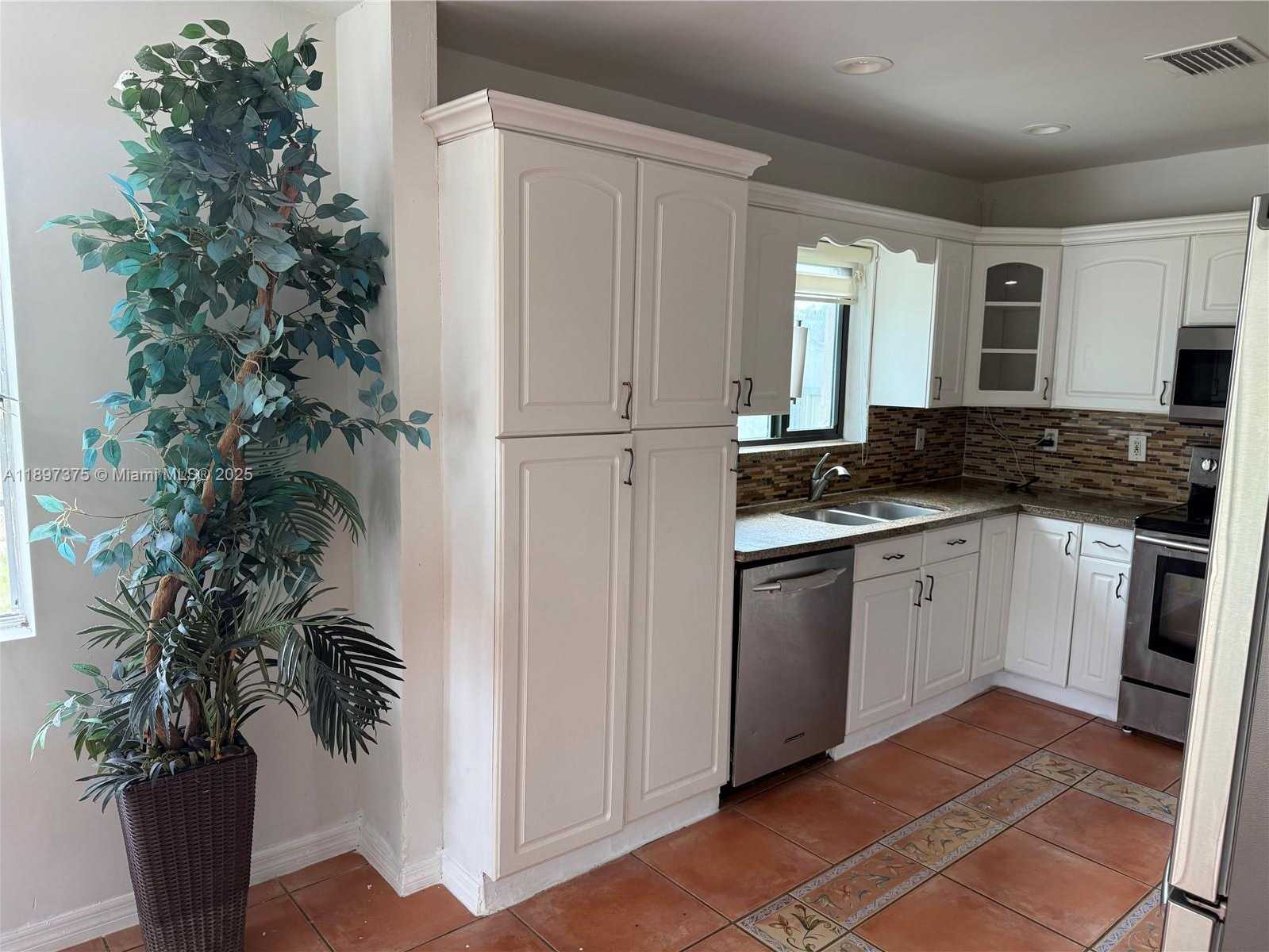 Small Image of 10865 GIBSON DR #10865, Miami Number 13