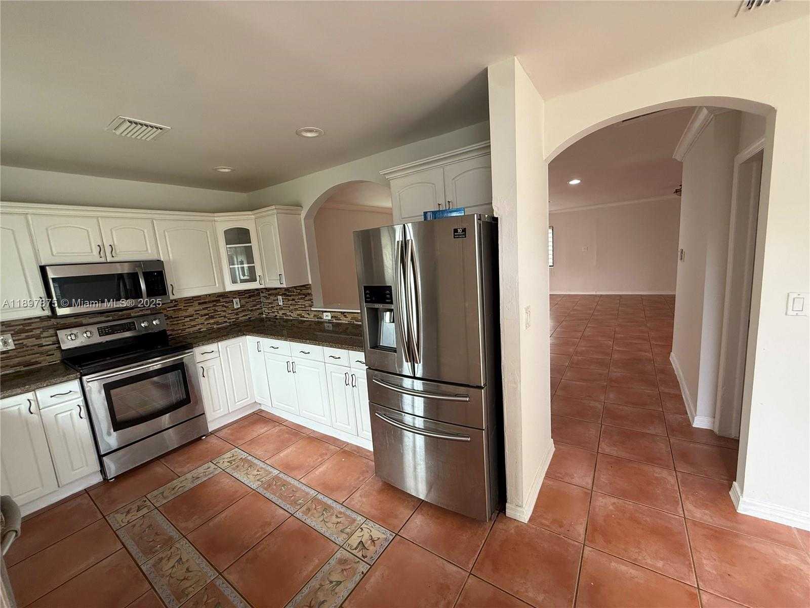 Small Image of 10865 GIBSON DR #10865, Miami Number 14
