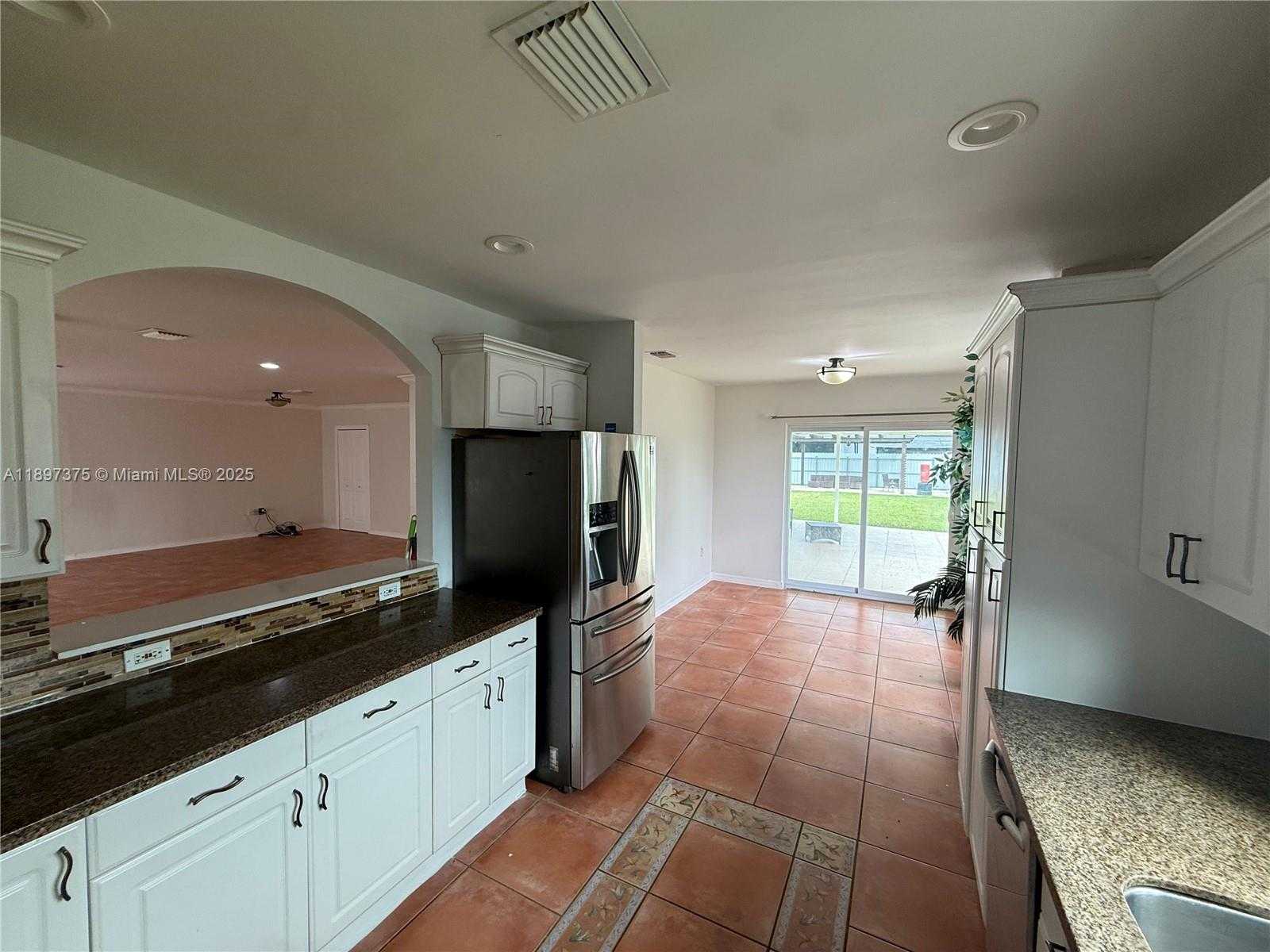 Small Image of 10865 GIBSON DR #10865, Miami Number 15