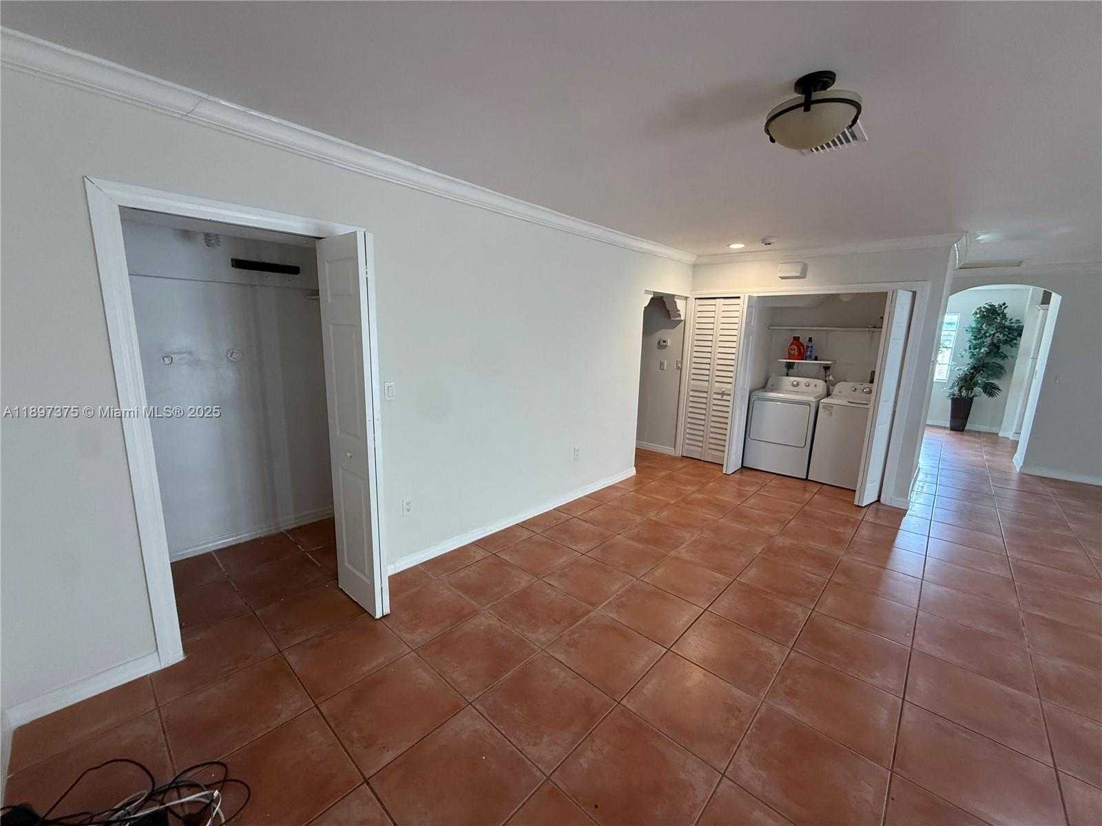 Small Image of 10865 GIBSON DR #10865, Miami Number 16