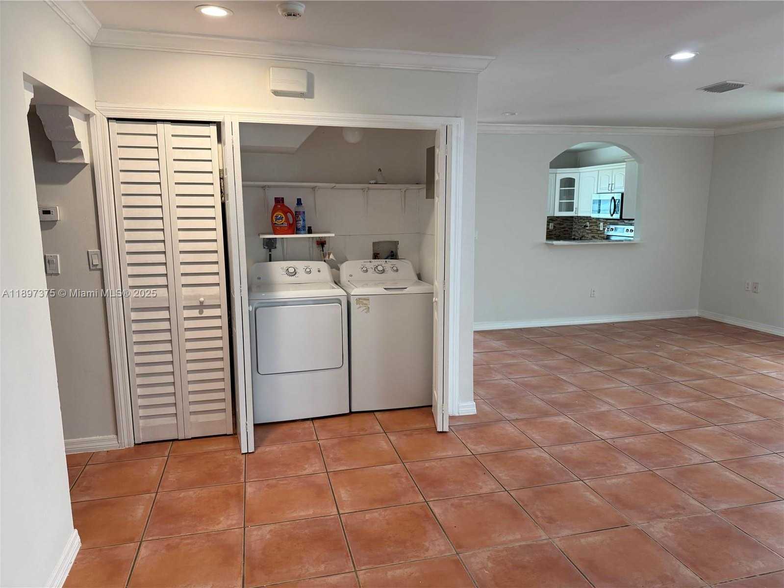 Small Image of 10865 GIBSON DR #10865, Miami Number 17