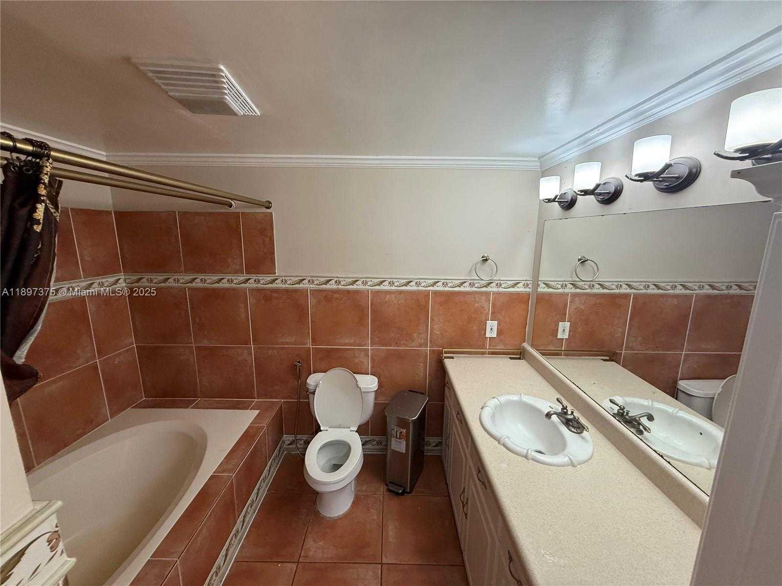 Small Image of 10865 GIBSON DR #10865, Miami Number 18
