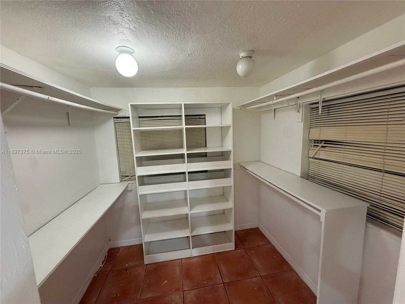 Small Image of 10865 GIBSON DR #10865, Miami Number 20