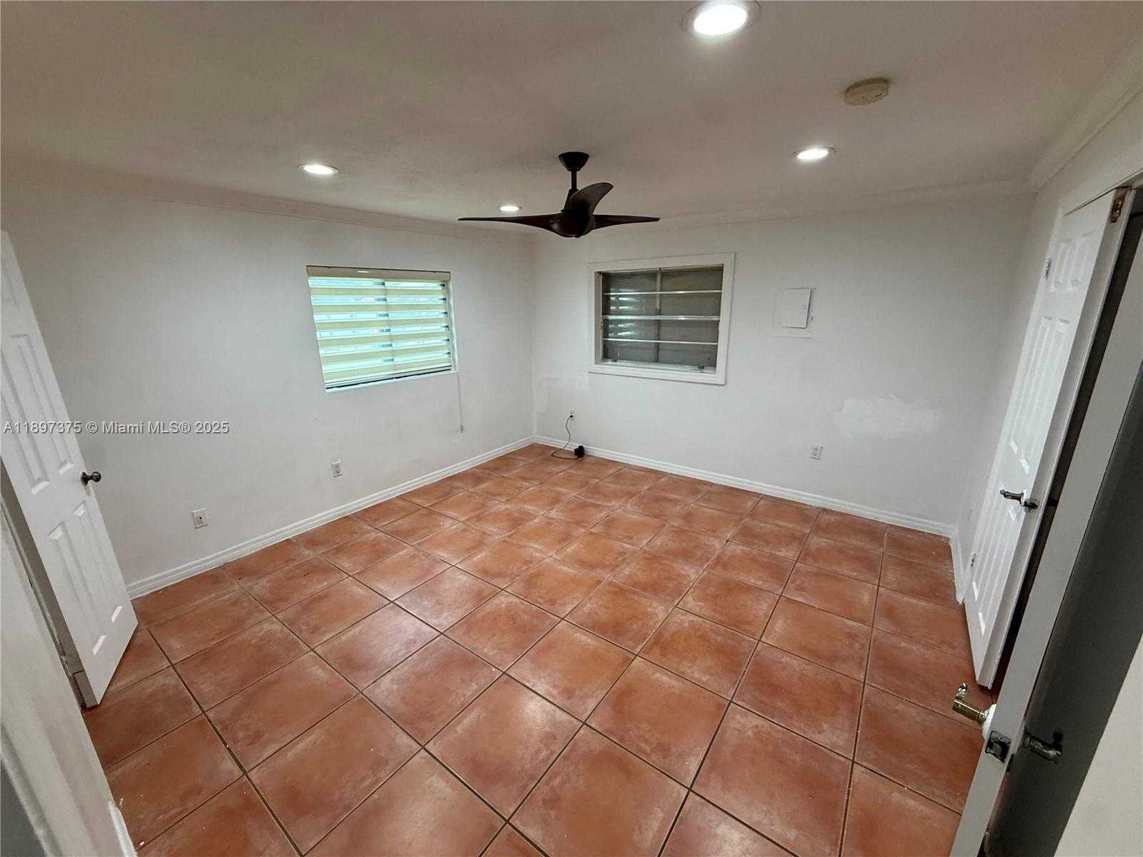 Small Image of 10865 GIBSON DR #10865, Miami Number 21