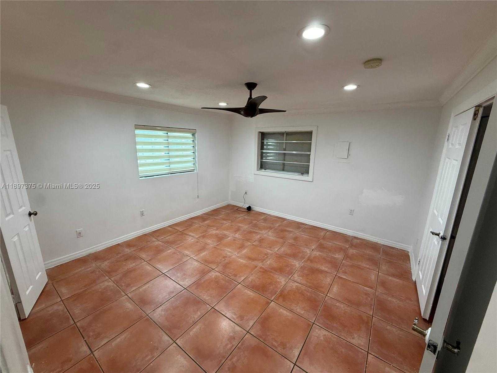 Small Image of 10865 GIBSON DR #10865, Miami Number 22