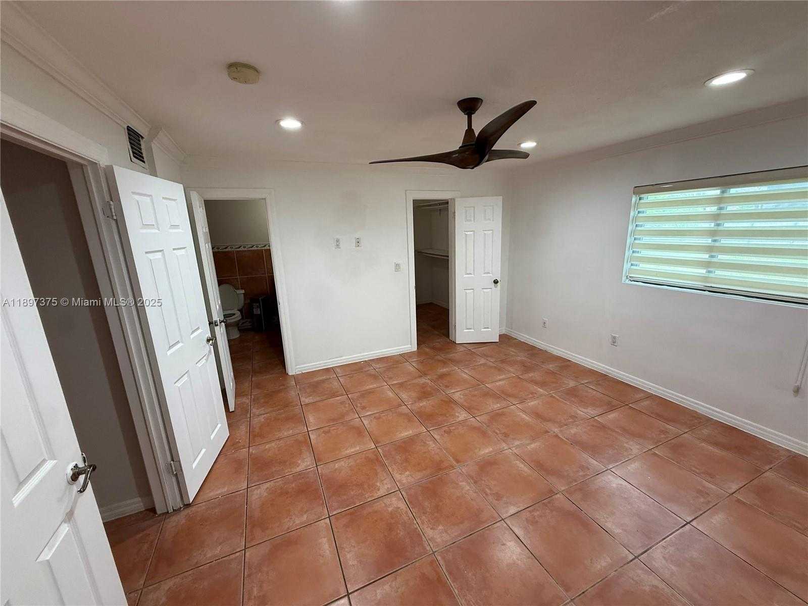 Small Image of 10865 GIBSON DR #10865, Miami Number 23
