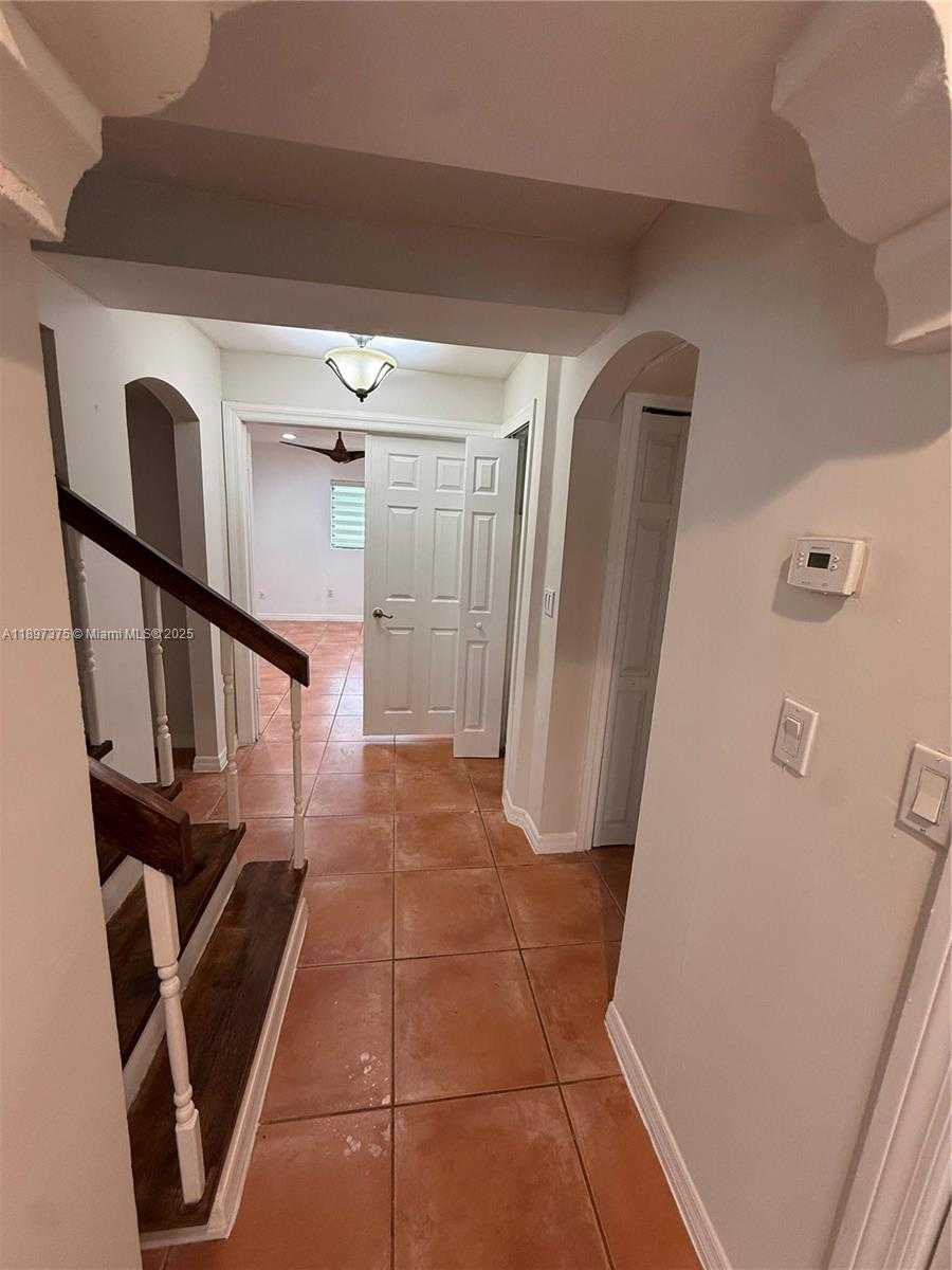 Small Image of 10865 GIBSON DR #10865, Miami Number 24
