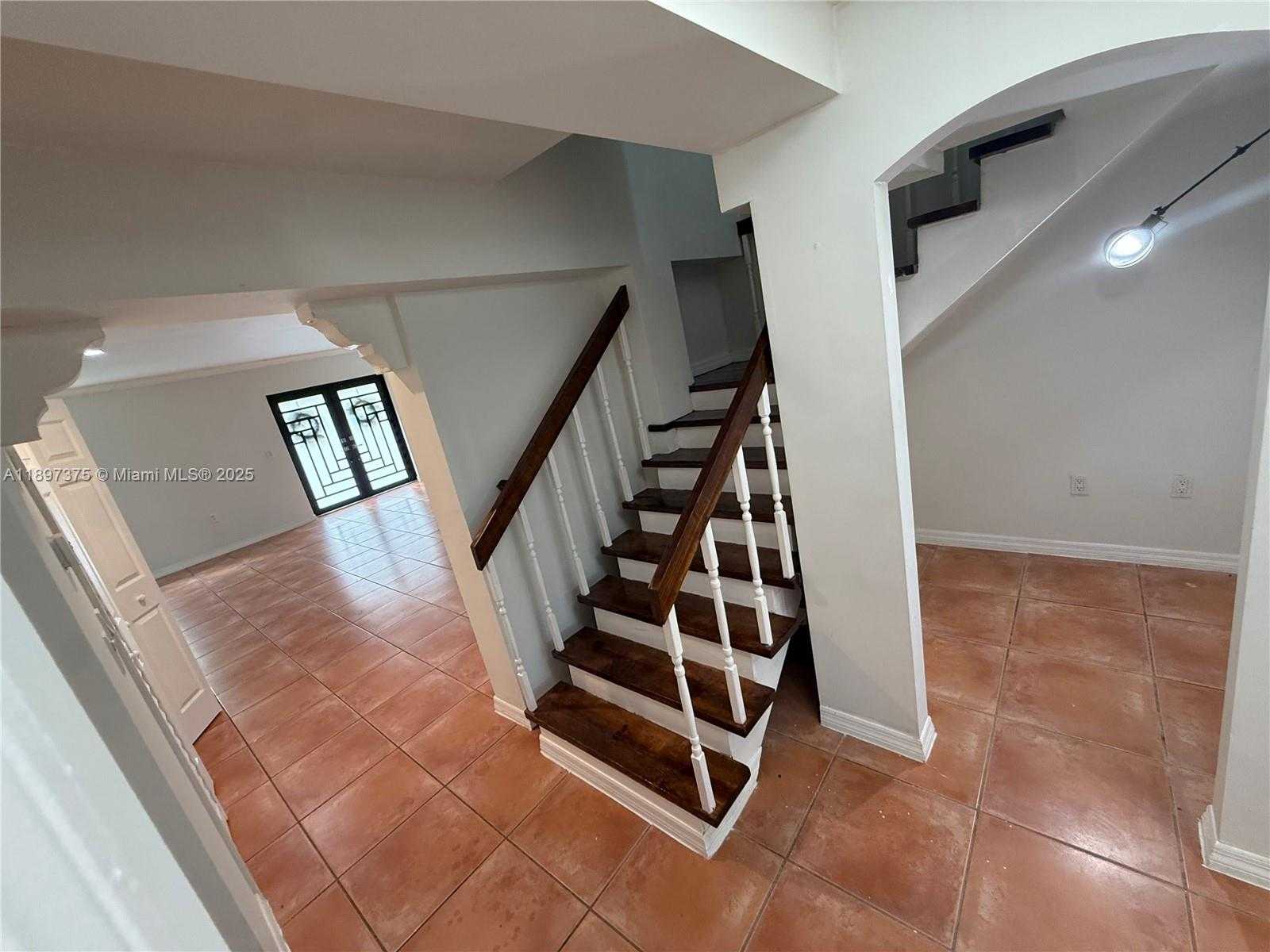 Small Image of 10865 GIBSON DR #10865, Miami Number 25