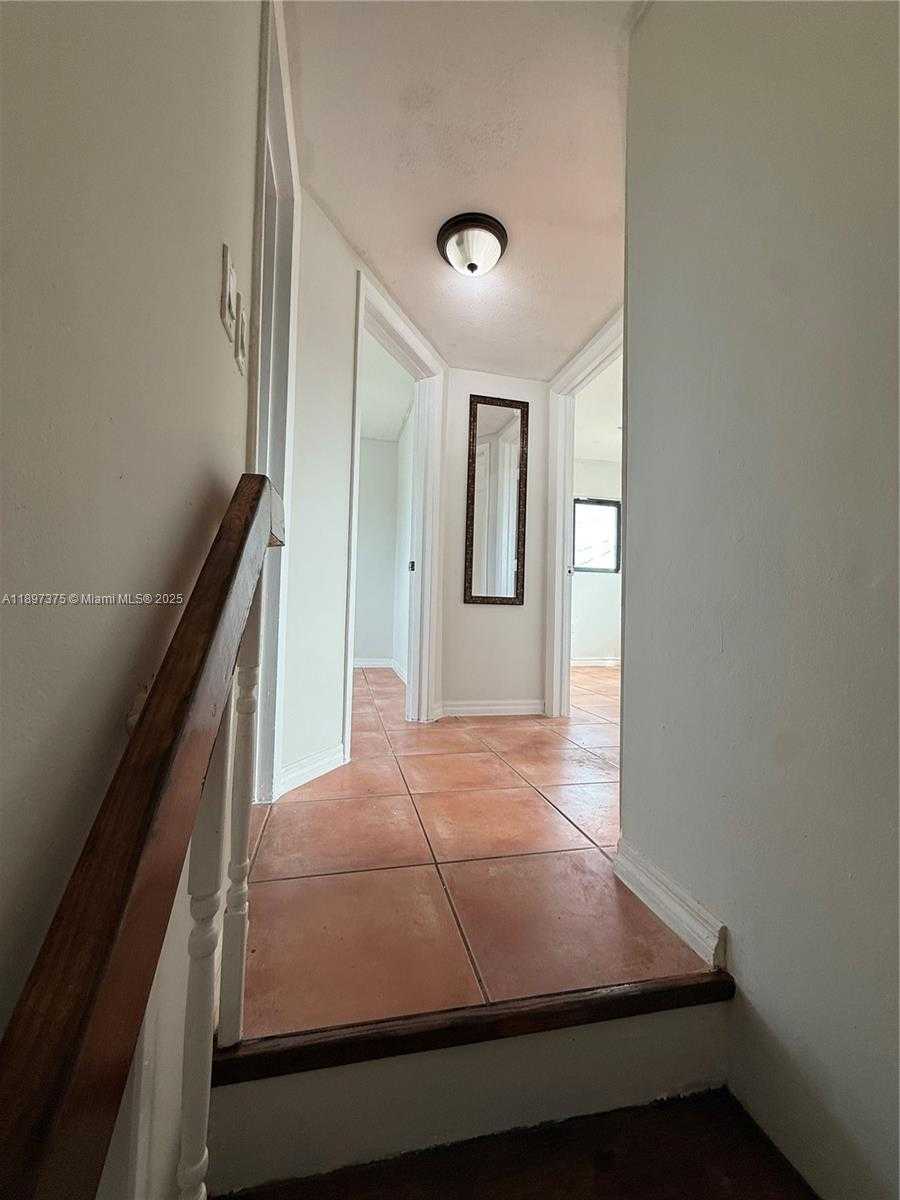 Small Image of 10865 GIBSON DR #10865, Miami Number 27