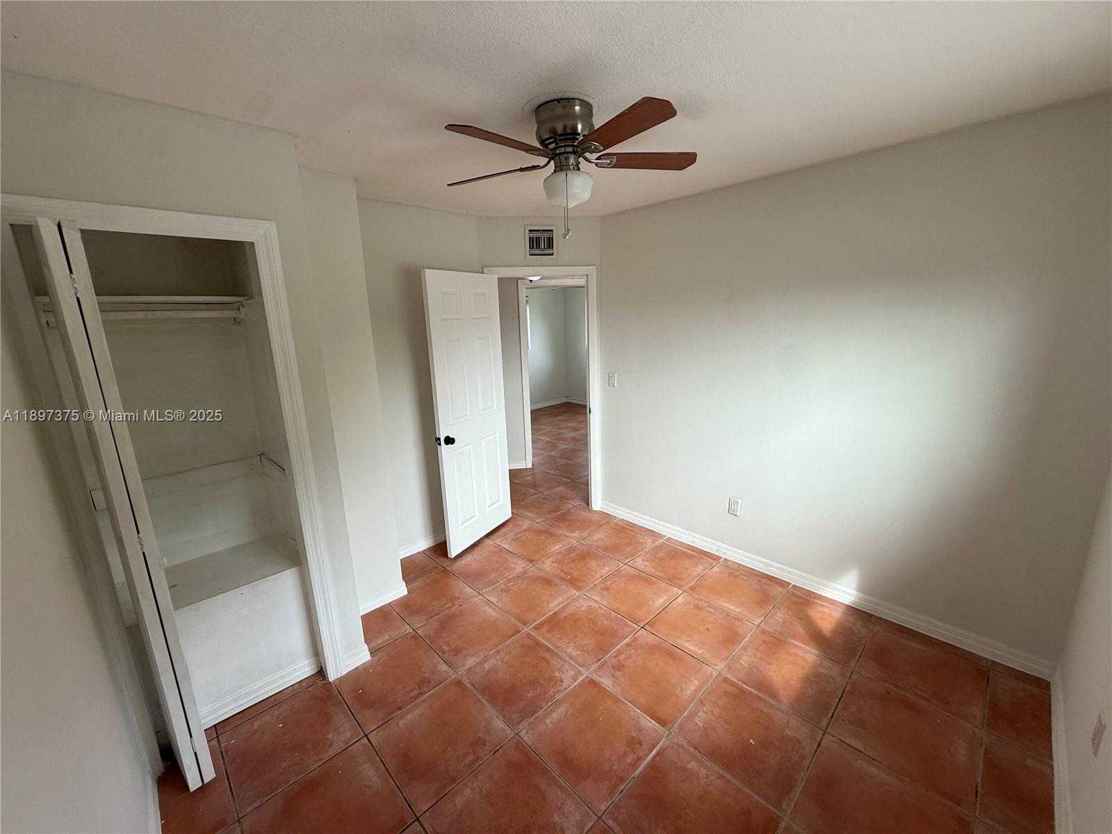 Small Image of 10865 GIBSON DR #10865, Miami Number 29