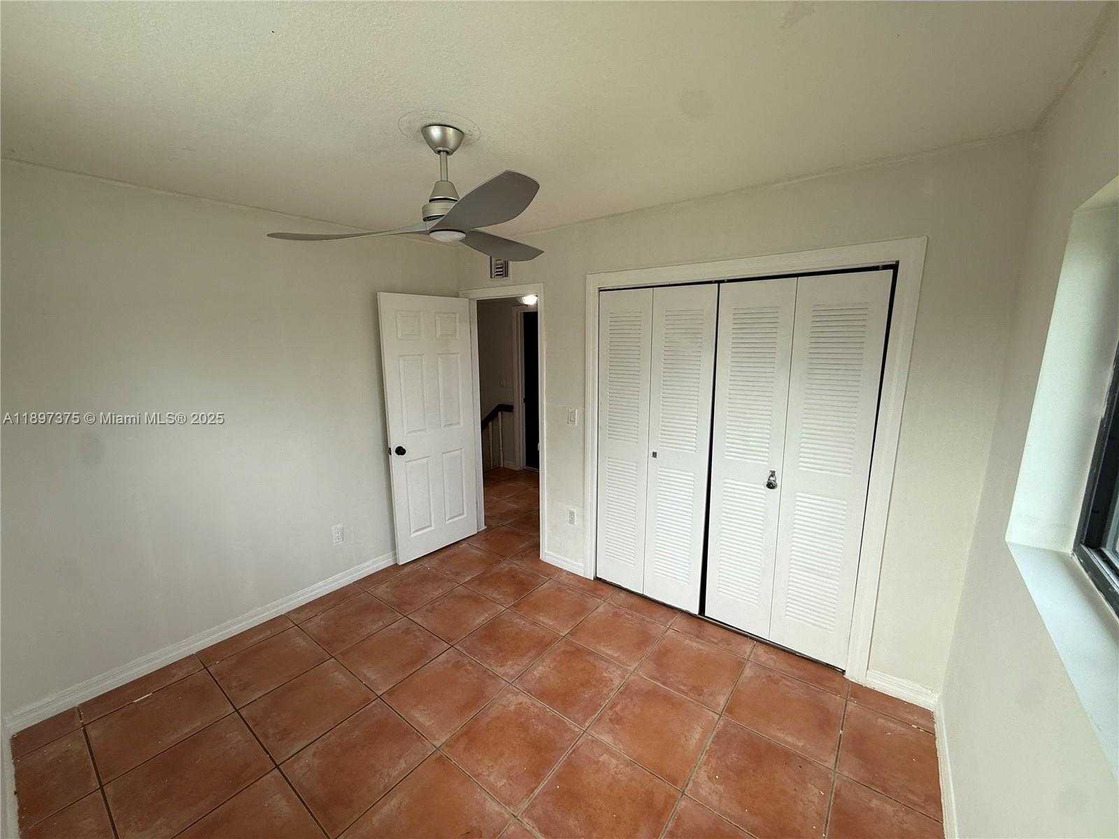 Small Image of 10865 GIBSON DR #10865, Miami Number 30