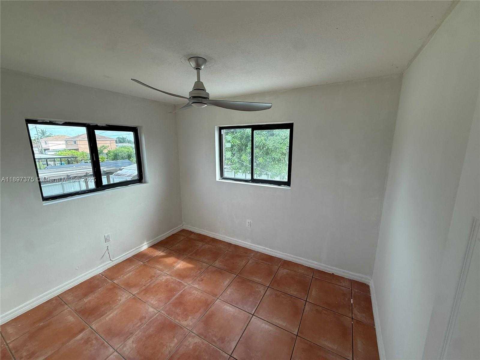 Small Image of 10865 GIBSON DR #10865, Miami Number 31