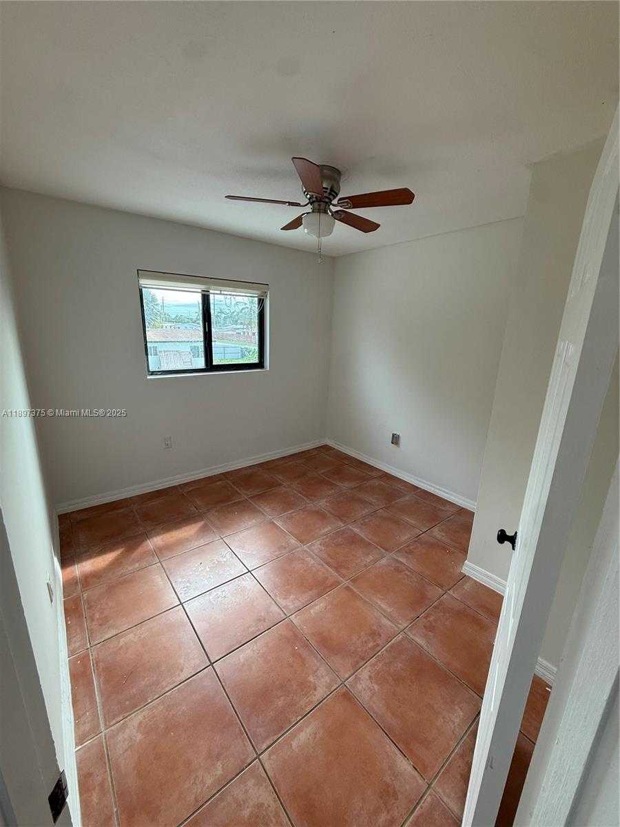 Small Image of 10865 GIBSON DR #10865, Miami Number 32