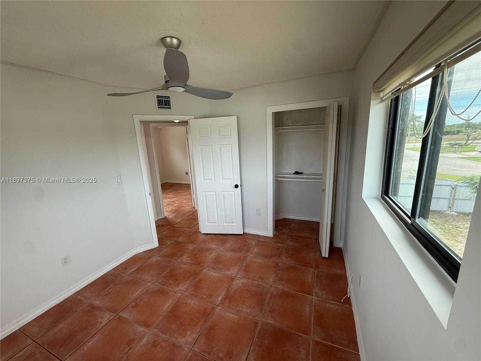 Small Image of 10865 GIBSON DR #10865, Miami Number 34