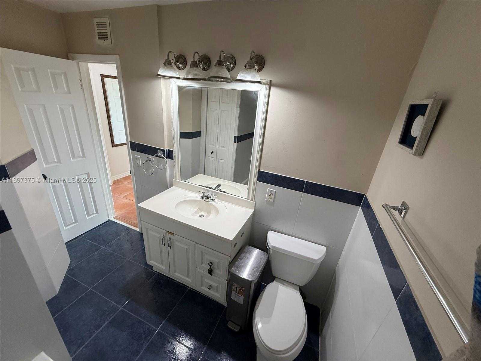 Small Image of 10865 GIBSON DR #10865, Miami Number 36