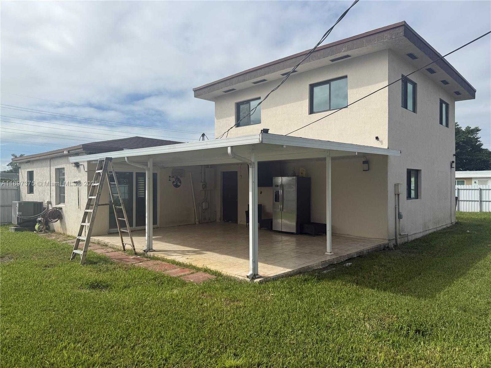 Small Image of 10865 GIBSON DR #10865, Miami Number 38