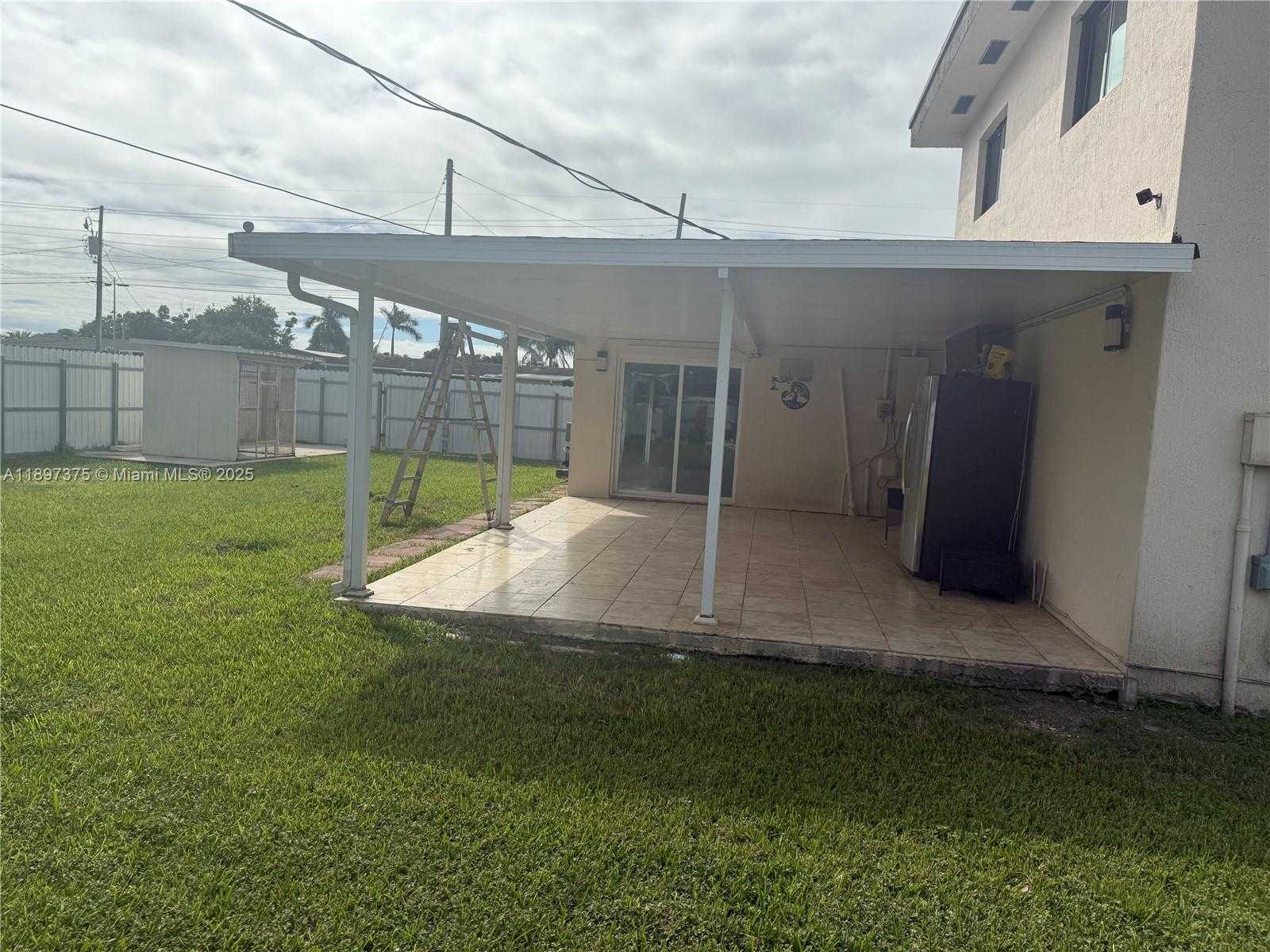 Small Image of 10865 GIBSON DR #10865, Miami Number 39
