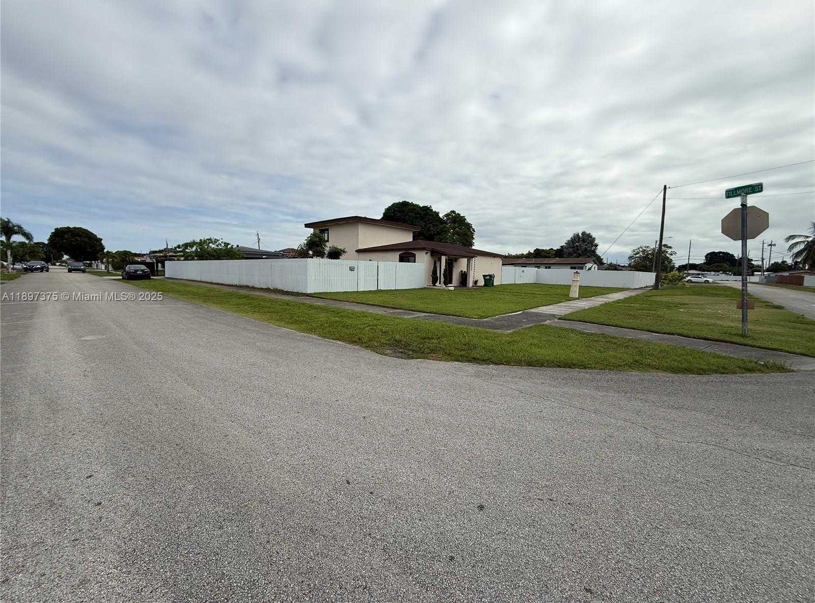 Small Image of 10865 GIBSON DR #10865, Miami Number 4