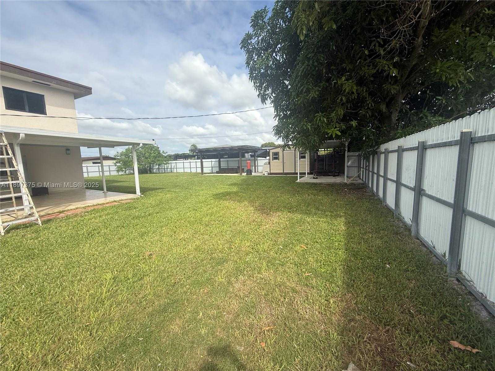 Small Image of 10865 GIBSON DR #10865, Miami Number 40