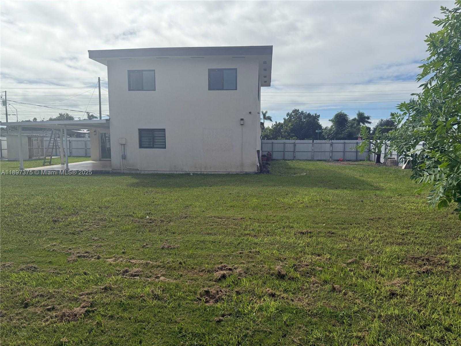 Small Image of 10865 GIBSON DR #10865, Miami Number 41