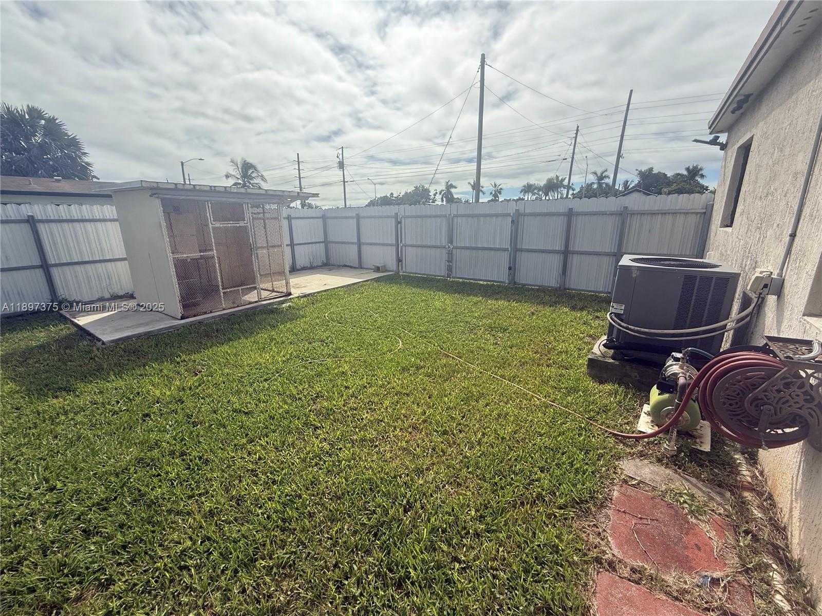 Small Image of 10865 GIBSON DR #10865, Miami Number 43