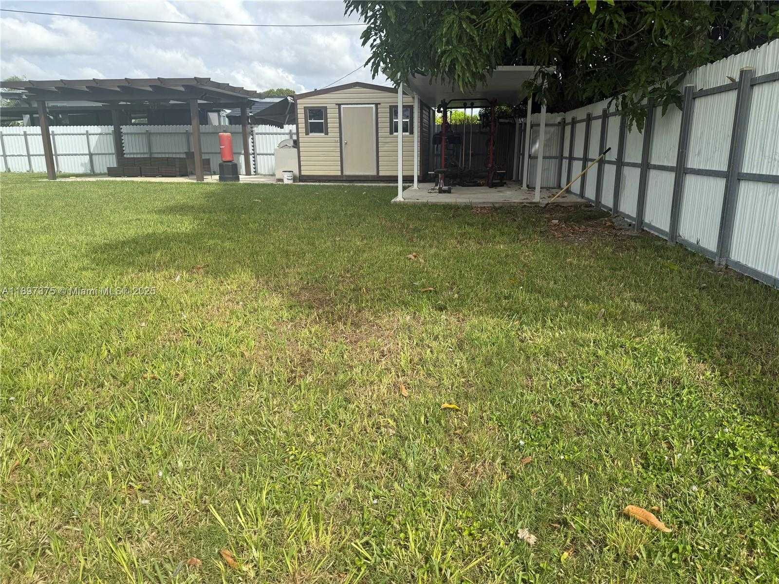 Small Image of 10865 GIBSON DR #10865, Miami Number 44