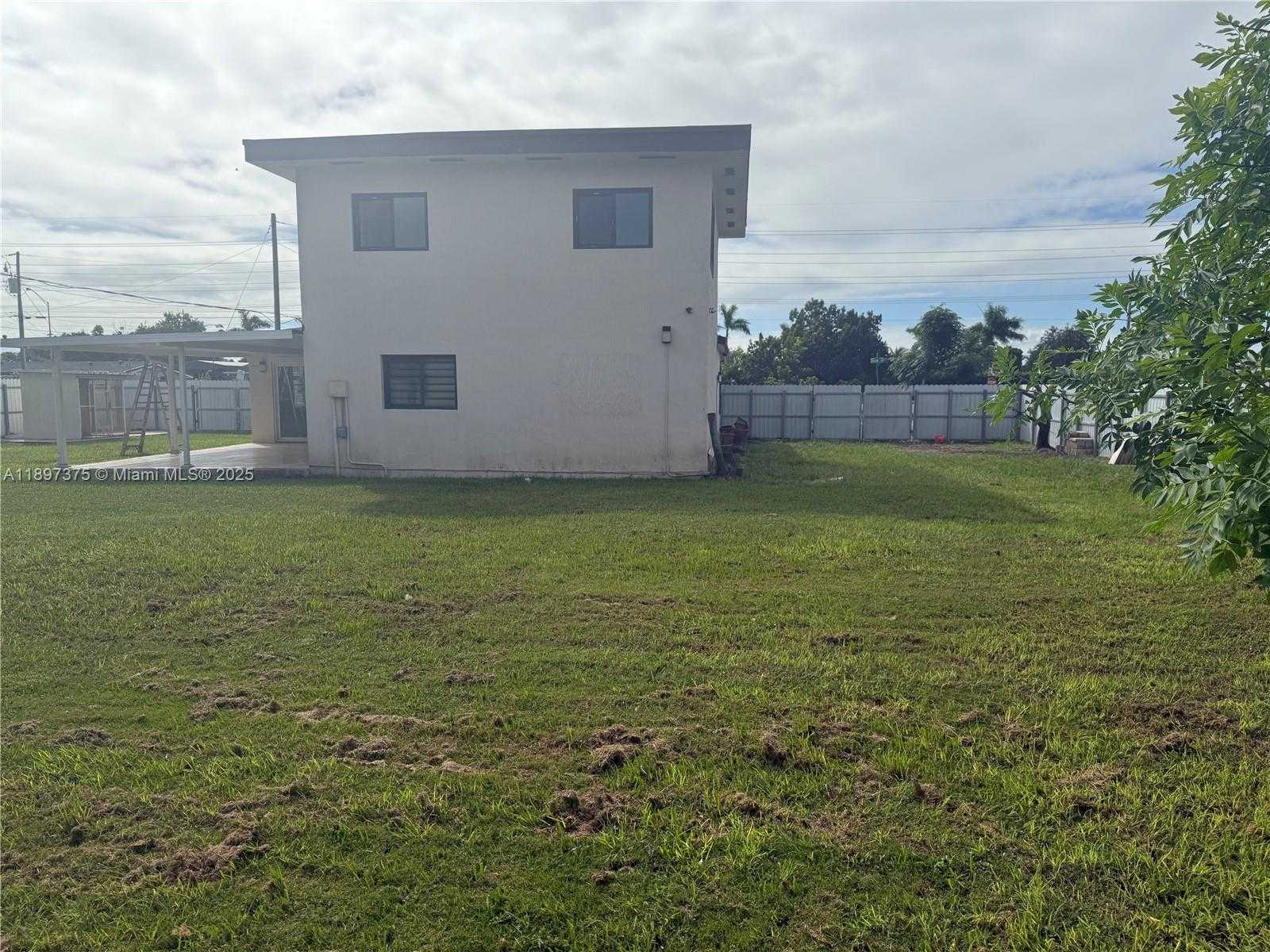Small Image of 10865 GIBSON DR #10865, Miami Number 45