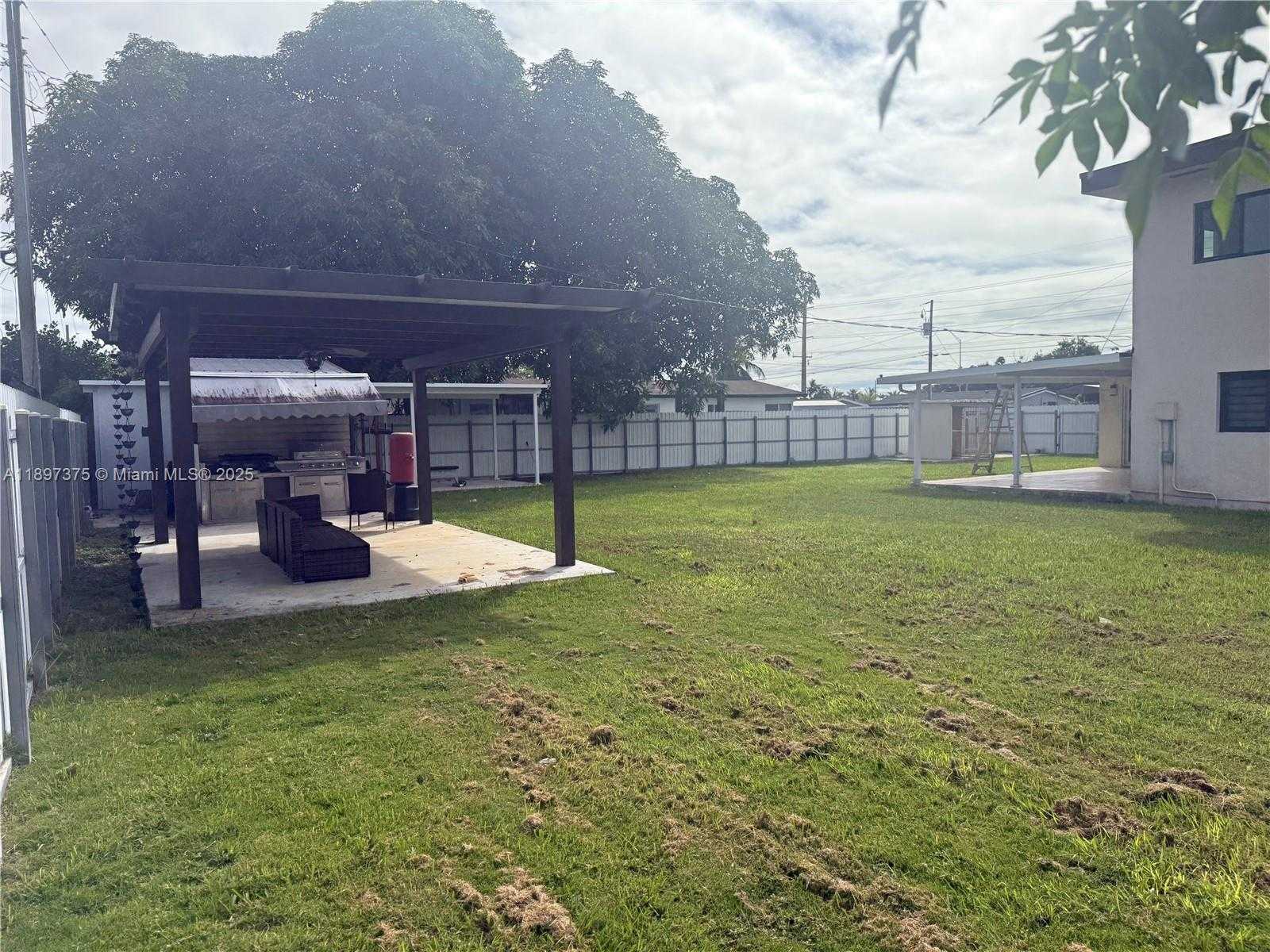 Small Image of 10865 GIBSON DR #10865, Miami Number 46