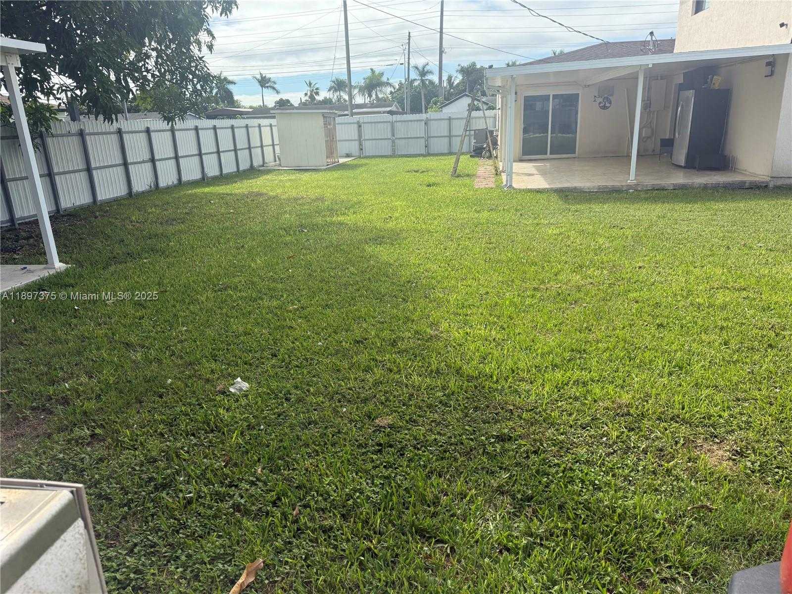 Small Image of 10865 GIBSON DR #10865, Miami Number 47