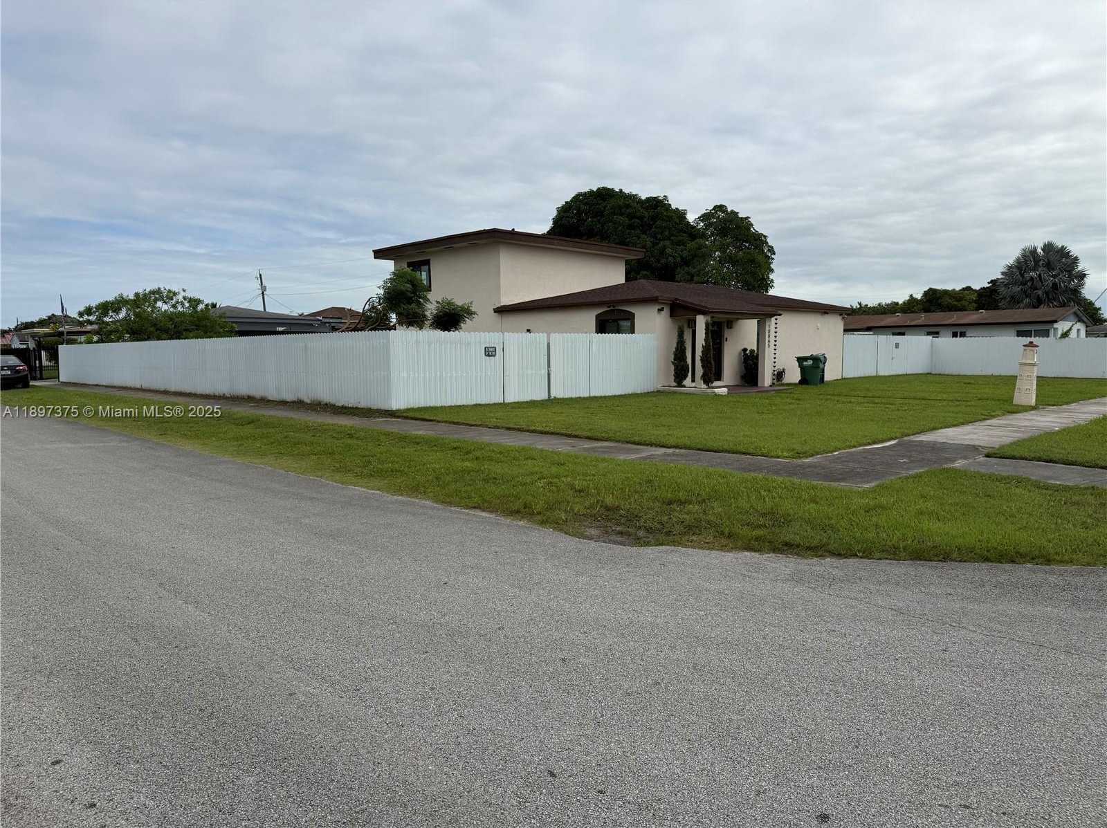 Small Image of 10865 GIBSON DR #10865, Miami Number 5