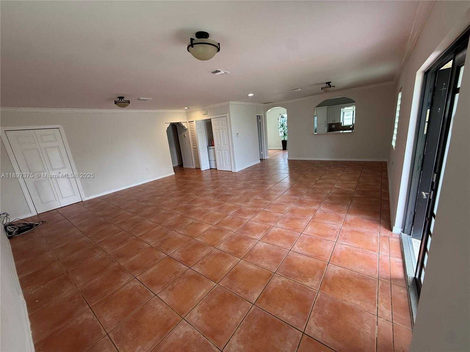 Small Image of 10865 GIBSON DR #10865, Miami Number 8