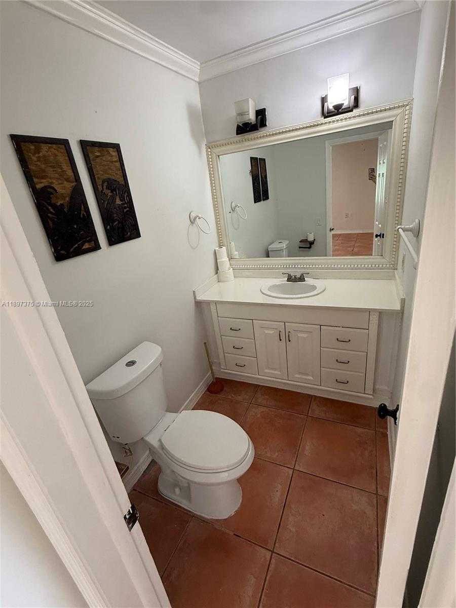 Small Image of 10865 GIBSON DR #10865, Miami Number 9