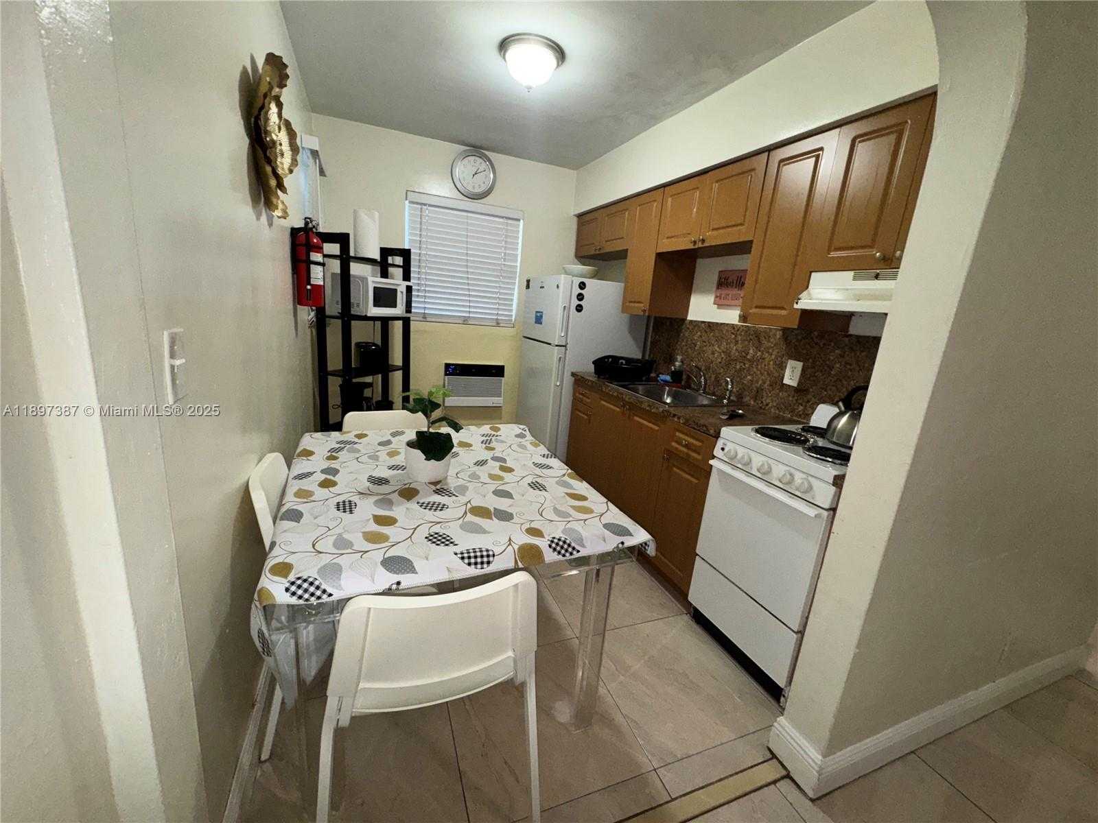 Small Image of 2305 MONROE ST #4, Hollywood Number 5