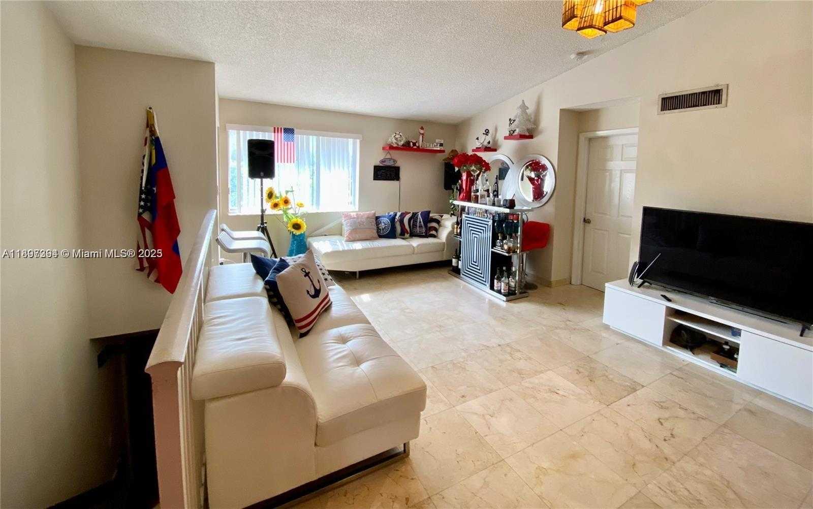 Small Image of 8039 LAKE DR #201, Doral Number 3