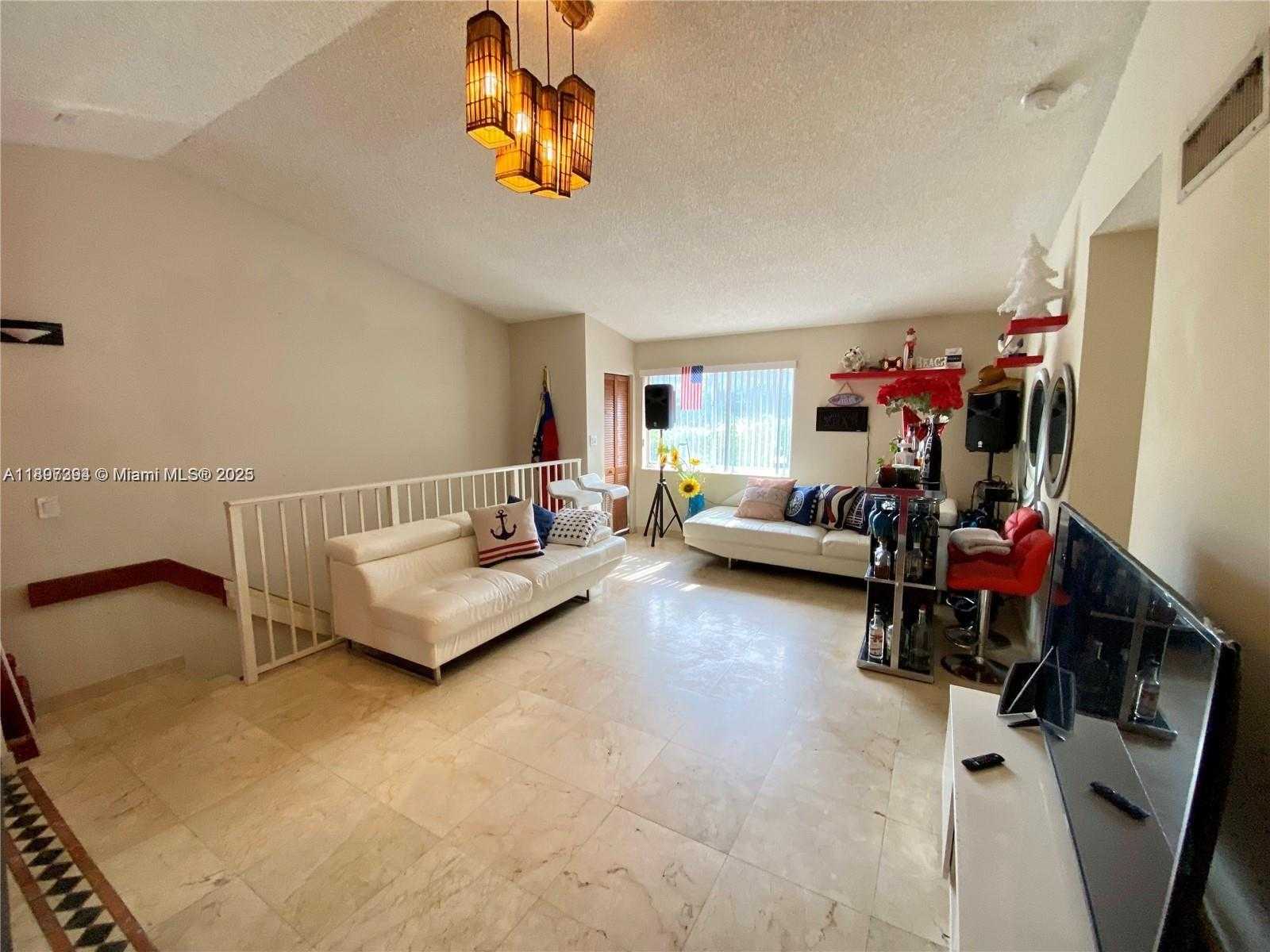 Small Image of 8039 LAKE DR #201, Doral Number 4