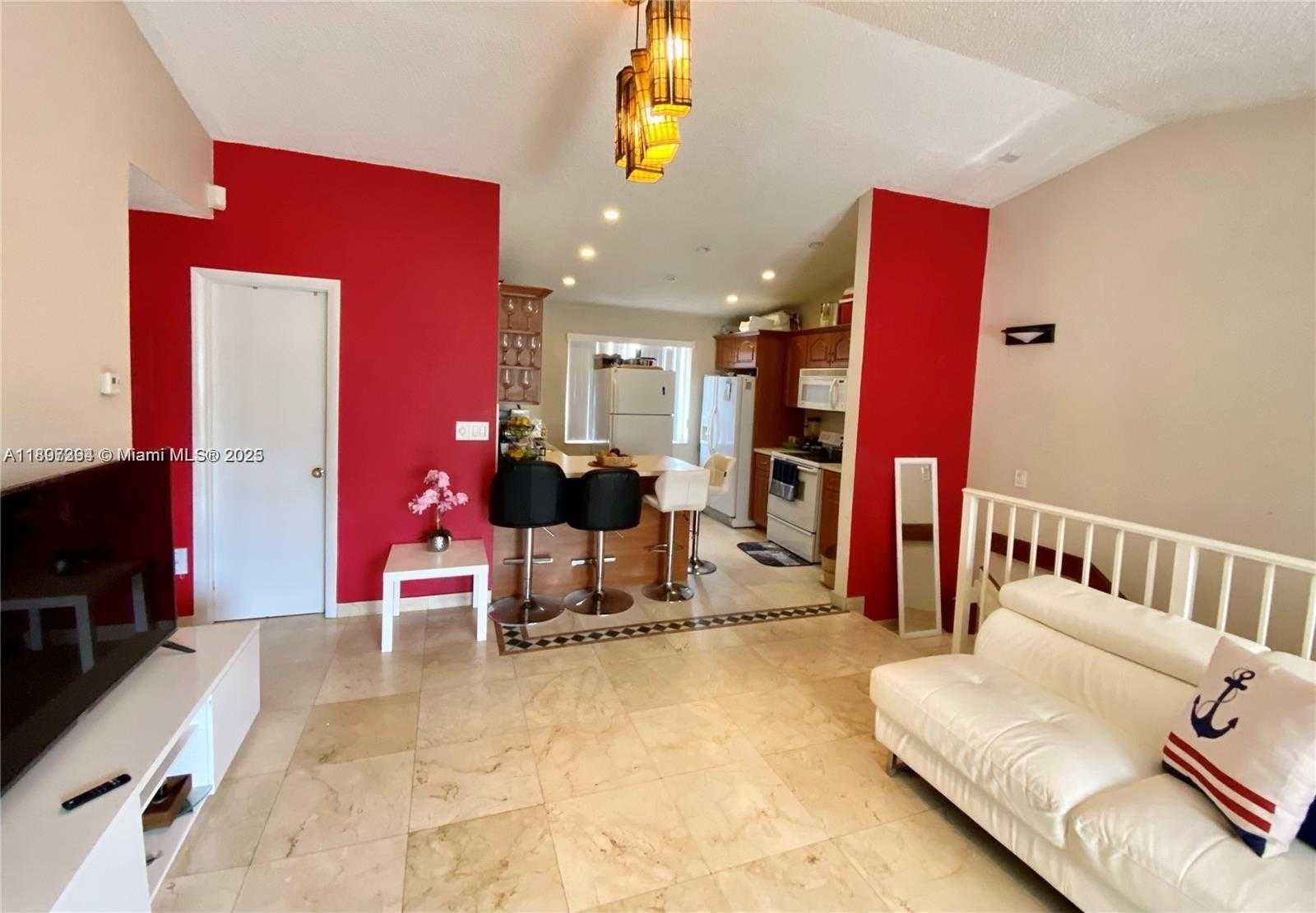 Small Image of 8039 LAKE DR #201, Doral Number 5