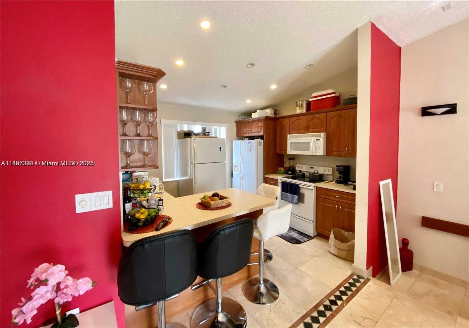 Small Image of 8039 LAKE DR #201, Doral Number 6