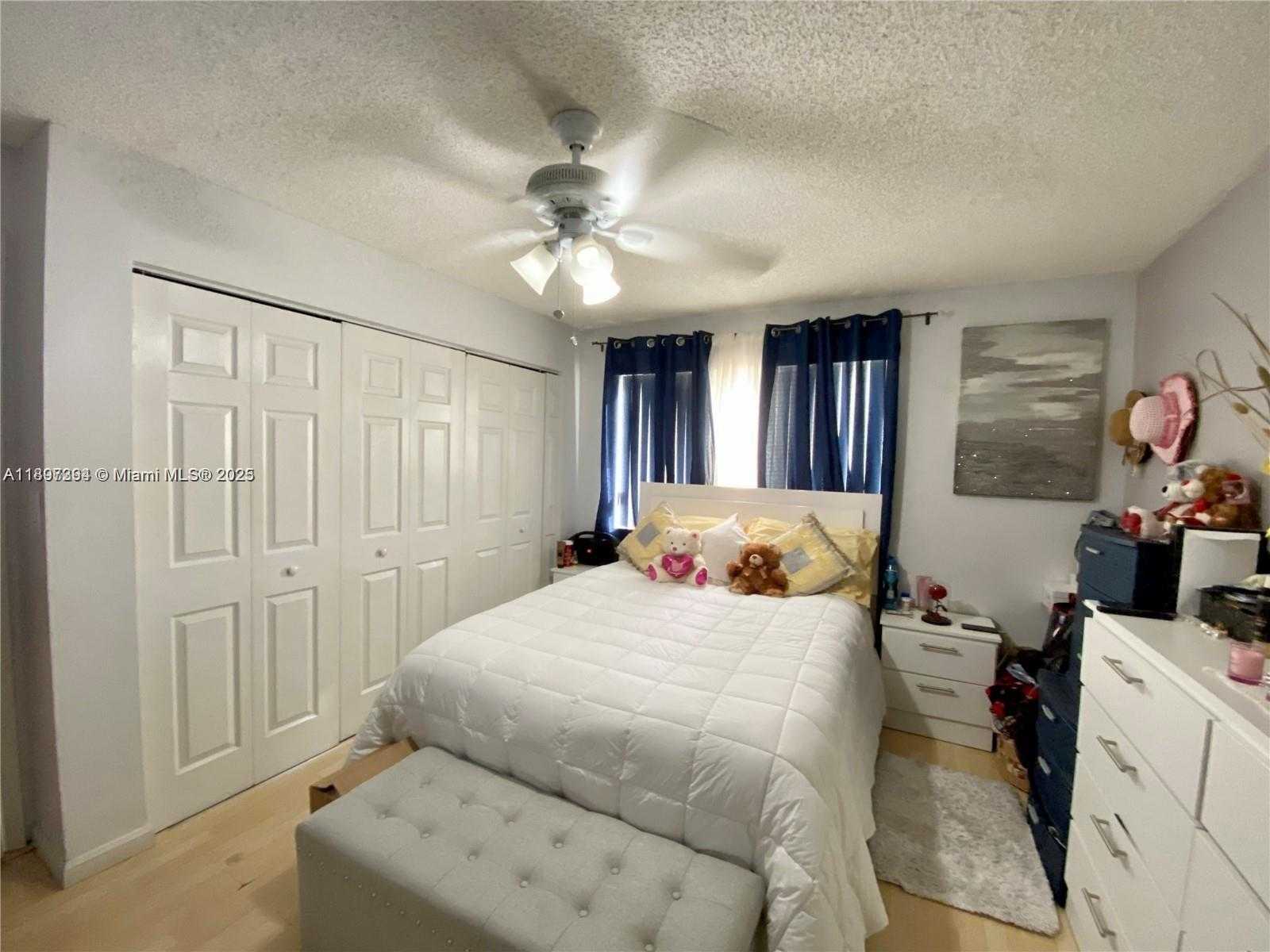 Small Image of 8039 LAKE DR #201, Doral Number 7