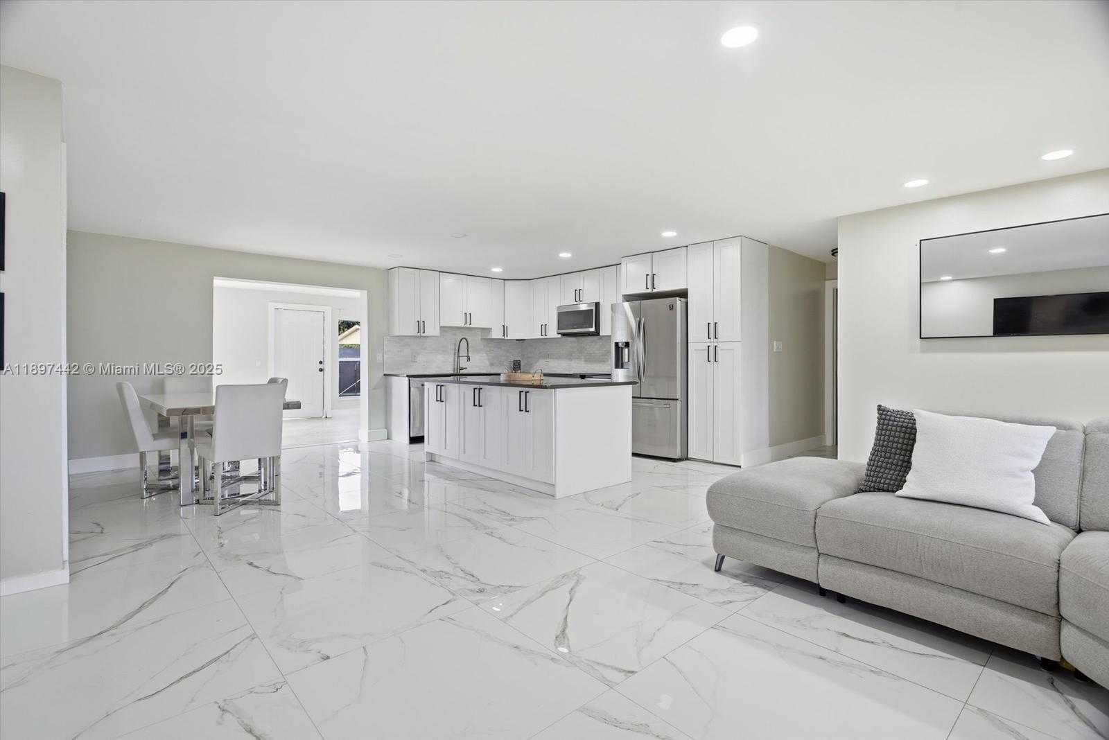 Small Image of 6948 NORTH WEST 8TH CT, Margate Number 4