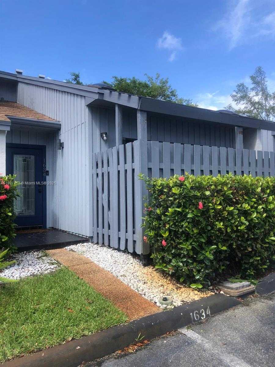 Small Image of 1634 NORTH 15TH TERRACE, Hollywood Number 2