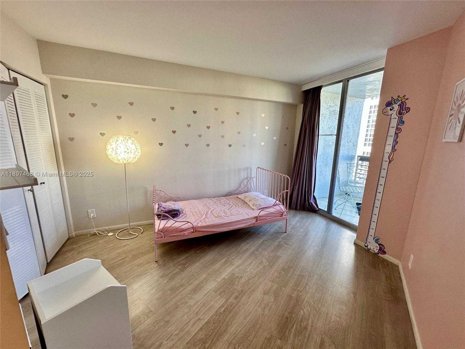 Imagen de Pequeño Objeto